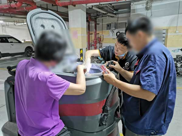 洗地機不要用洗衣粉或者洗潔精來當清潔劑使用 洗地機不要用洗衣粉或者洗潔精來當清潔劑使用