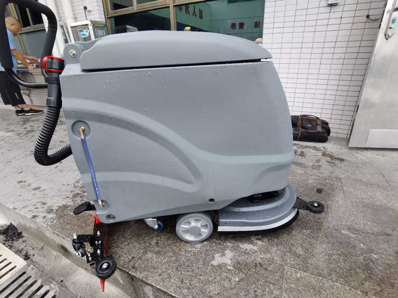 學(xué)校食堂怎么清洗方便？揚子手推式洗地機了解一下