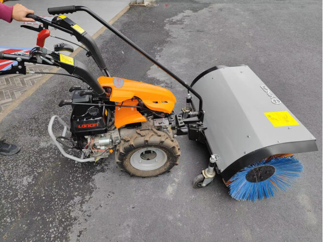 立冬剛過,小型掃雪機(jī)來了 立冬剛過,小型掃雪機(jī)來了