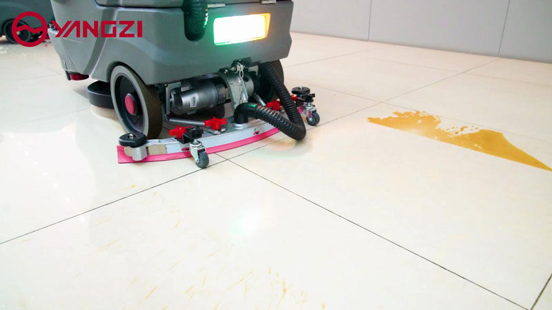 駕駛式洗地機(jī)使用前后的注意事項(xiàng) 駕駛式洗地機(jī)使用前后的注意事項(xiàng)