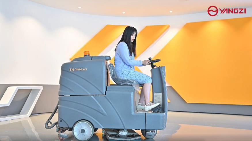 使用駕駛式洗地機(jī)的注意事項(xiàng) 使用駕駛式洗地機(jī)的注意事項(xiàng)