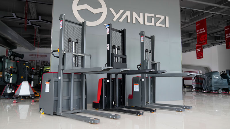 比較電動(dòng)叉車和柴油叉車的優(yōu)缺點(diǎn) 比較電動(dòng)叉車和柴油叉車的優(yōu)缺點(diǎn)