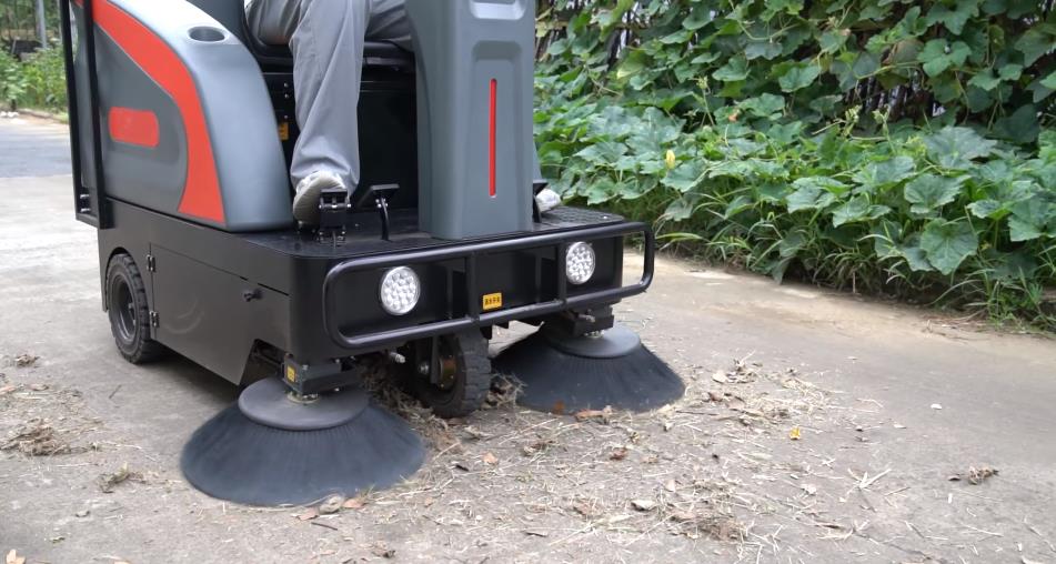 揚子駕駛式掃地機大面積清掃省時又省力 揚子駕駛式掃地機大面積清掃省時又省力